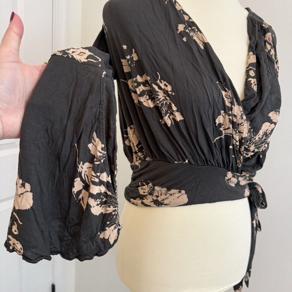 Free People Women's Fiona Floral Boho Black Wrap Blouse Size‎ XS Bell Sleeve - Picture 3 of 10